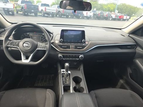Used 2025 Nissan Altima 2.5 SV FWD image 10