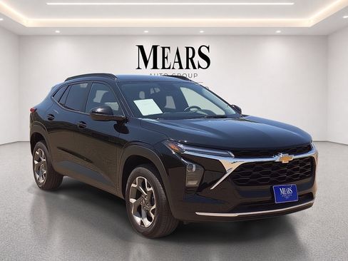 Used 2025 Chevrolet Trax LT FWD image 7
