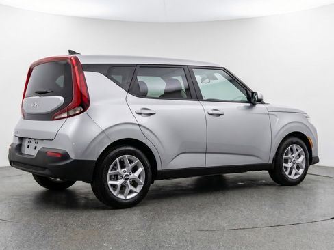 Used 2025 Kia Soul LX w/ LX Technology Package FWD image 9