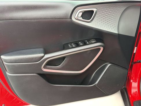 Used 2025 Kia Soul LX w/ LX Technology Package FWD image 13