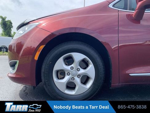 Used 2017 Chrysler Pacifica Touring-L Plus FWD image 18