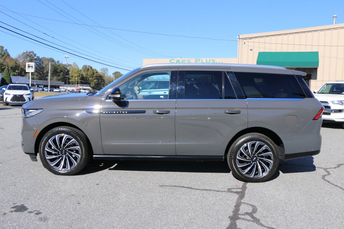 Used 2025 Lincoln Navigator Black Label AWD/4WD image 2