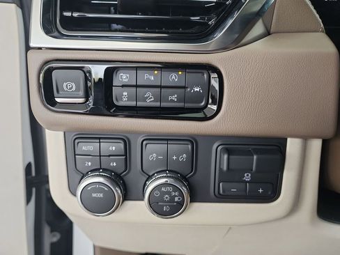 Certified 2025 GMC Yukon Denali w/ Denali Reserve Package AWD/4WD image 18