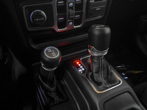 Used 2021 Jeep Wrangler Unlimited Sahara w/ Uconnect 4C Nav & Sound Group AWD/4WD image 23