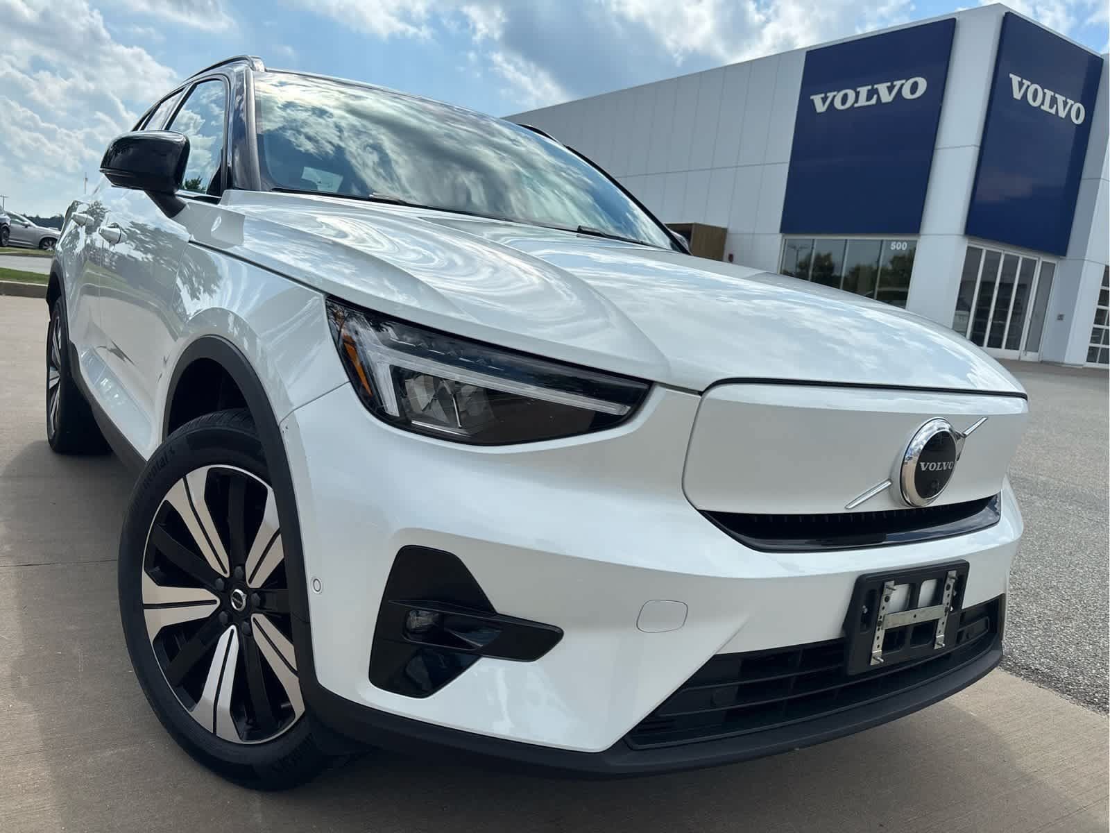 Used 2023 Volvo XC40 Recharge Plus w/ Protection Package Premier AWD/4WD image 3