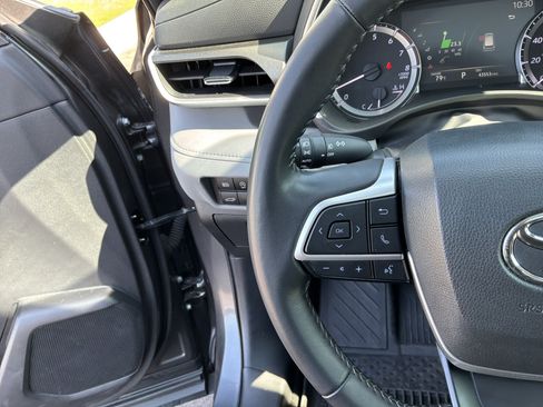 Used 2024 Toyota Highlander XLE AWD/4WD image 19