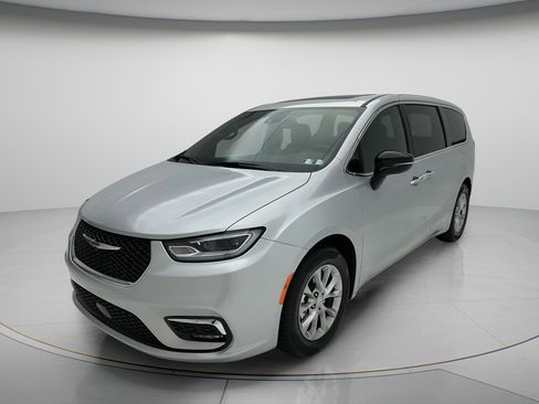 Used 2026 Chrysler Pacifica Limited FWD image 6