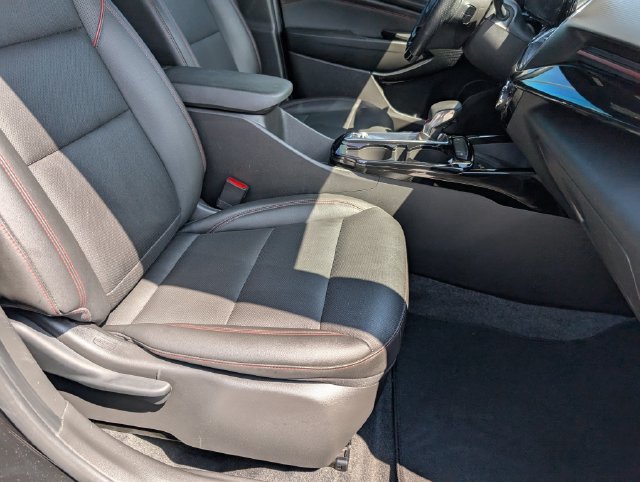 Used 2025 Chevrolet Trax RS w/ Sunroof Package FWD image 28