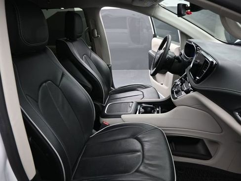 Used 2024 Chrysler Pacifica Limited w/ Trailer Tow Group image 24