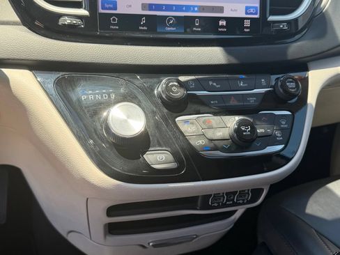 Used 2024 Chrysler Pacifica Touring-L FWD image 24