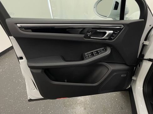 Used 2022 Porsche Macan Base image 9
