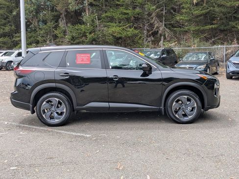 Certified 2025 Nissan Rogue SV FWD image 4