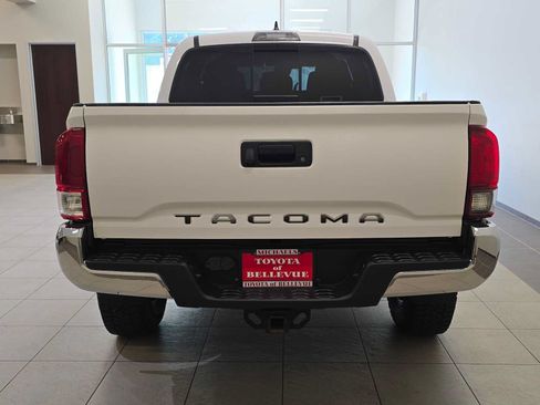Used 2018 Toyota Tacoma SR5 AWD/4WD image 5