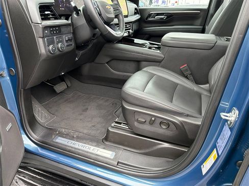 Used 2025 Chevrolet Suburban LT w/ Comfort Package image 9