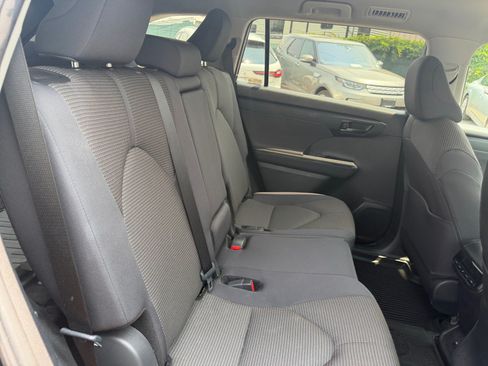Used 2024 Toyota Highlander LE AWD/4WD image 18