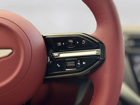 Used 2025 Aston Martin Vanquish RWD image 24