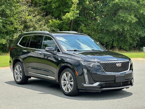 Used 2022 Cadillac XT6 Premium Luxury AWD/4WD image 2