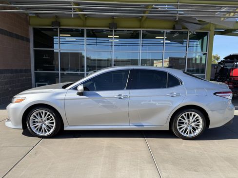 Used 2020 Toyota Camry XLE image 7