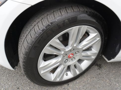 Used 2016 Jaguar XF Premium image 32