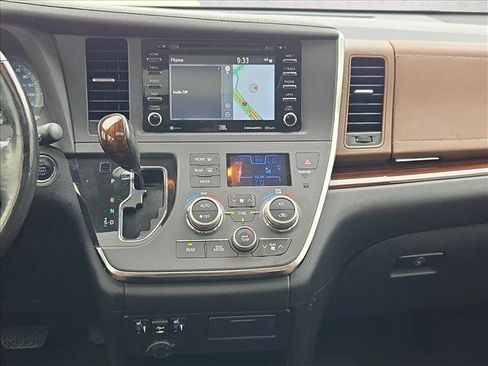 Used 2019 Toyota Sienna Limited FWD image 15