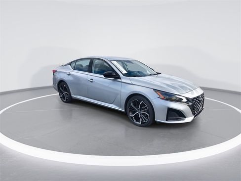 Used 2024 Nissan Altima 2.5 SR image 2