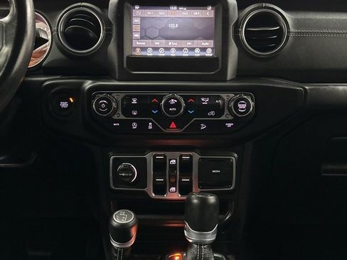 Used 2018 Jeep Wrangler Unlimited Sahara image 24