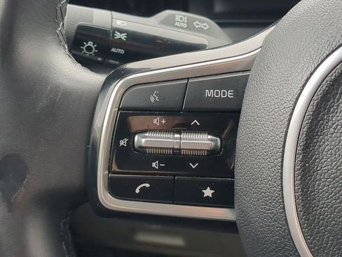 Used 2025 Kia Carnival image 21