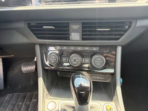 Used 2024 Volkswagen Jetta SE FWD image 9