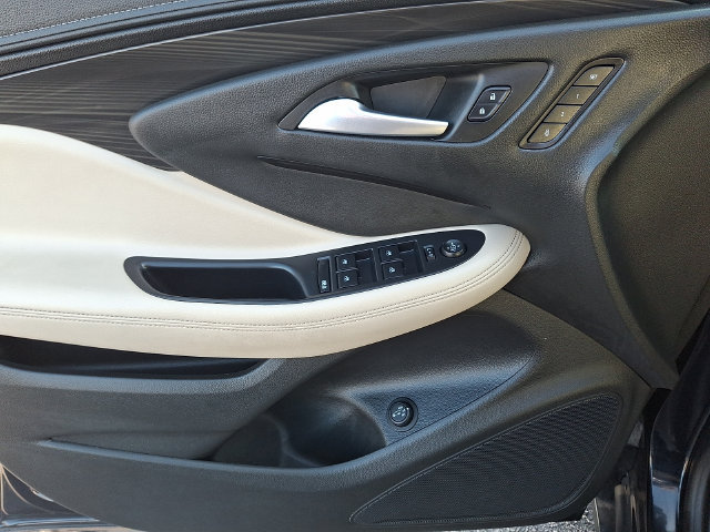 Used 2020 Buick Envision Essence FWD image 12