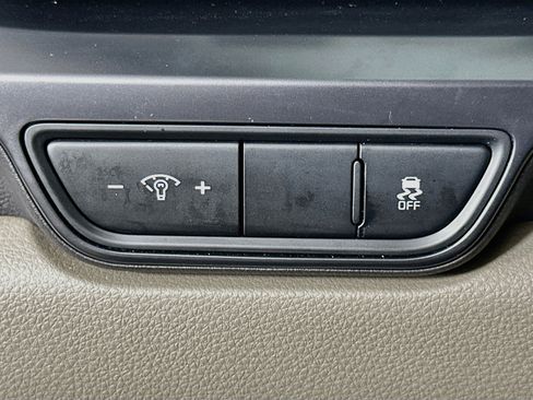 Used 2025 Kia Carnival FWD image 17