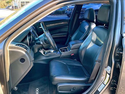 Used 2017 Chrysler 300 C image 7
