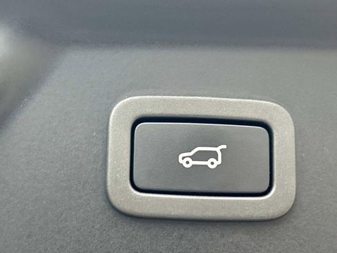 Used 2018 Land Rover Range Rover Velar S image 15