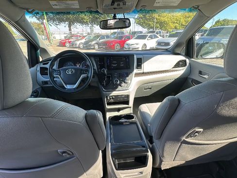 Used 2017 Toyota Sienna XLE FWD image 10