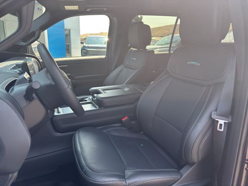 Used 2026 Ford Expedition Platinum w/ Stealth Appearance Package AWD/4WD image 5