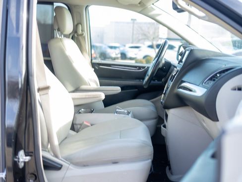 Used 2015 Chrysler Town & Country Touring w/ Driver Convenience Group image 36