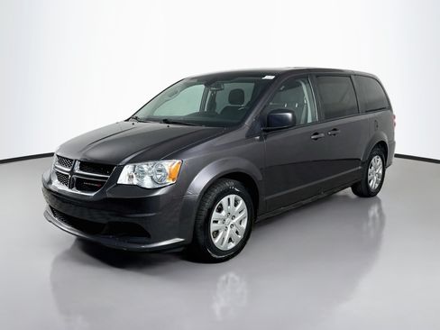 Used 2019 Dodge Grand Caravan SE FWD image 4