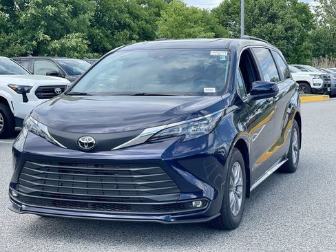 Used 2026 Toyota Sienna XLE FWD image 2