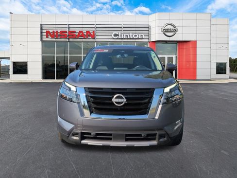 Used 2025 Nissan Pathfinder Platinum FWD image 8