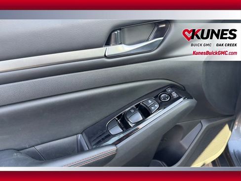 Used 2025 Nissan Altima 2.5 SR image 9