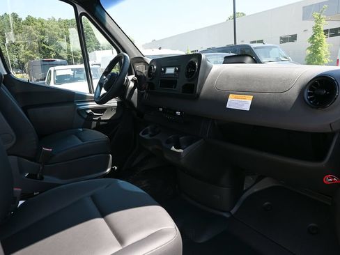 Used 2025 Mercedes-Benz Sprinter 2500 image 20