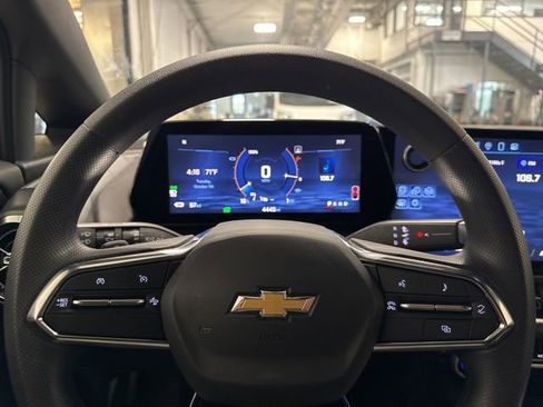 Used 2025 Chevrolet Equinox EV LT image 16