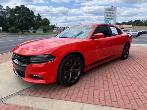 Used 2017 Dodge Charger R/T w/ Premium Group RWD image 5