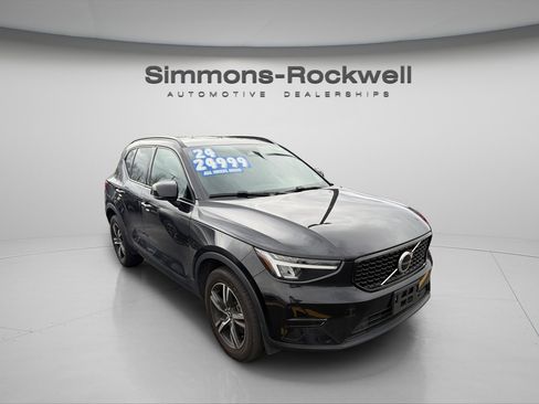 Used 2024 Volvo XC40 B5 Core AWD/4WD image 3