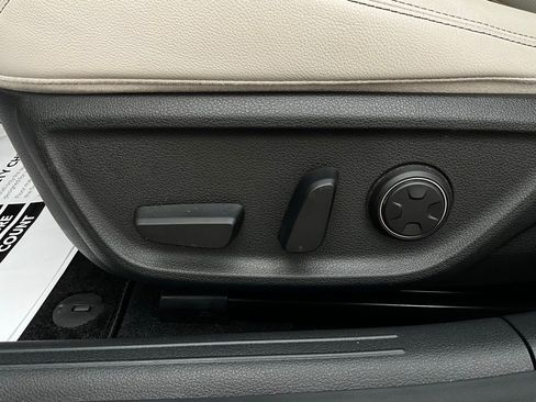 Used 2025 Genesis G70 2.5T image 11