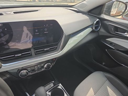 Used 2025 Chevrolet Trax LT w/ LT Convenience Package image 3