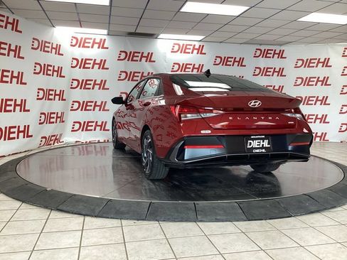 Used 2025 Hyundai Elantra Limited FWD image 5