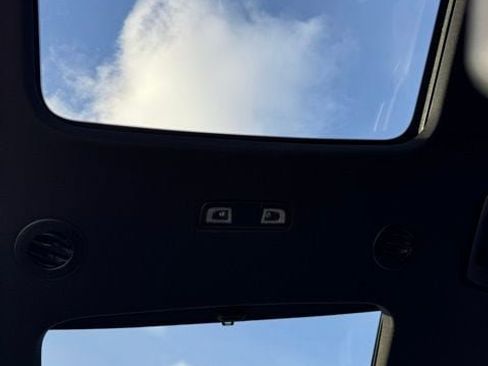 Used 2023 Chevrolet Traverse RS image 33