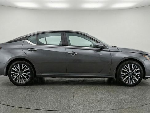 Used 2025 Nissan Altima 2.5 SV FWD image 11