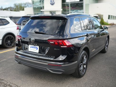 Certified 2022 Volkswagen Tiguan SE w/ Panoramic Sunroof Package image 8