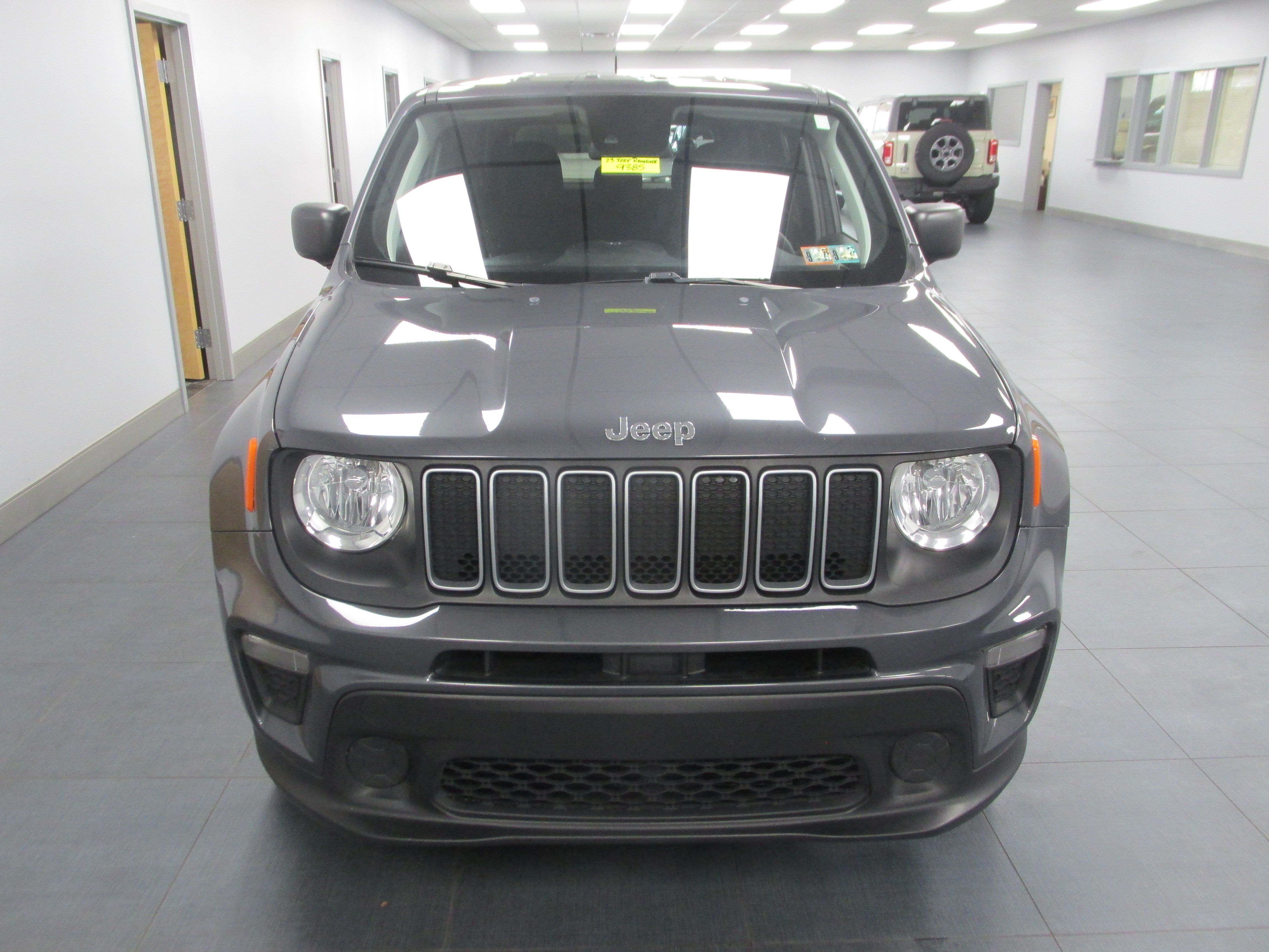 Used 2023 Jeep Renegade Latitude AWD/4WD image 2